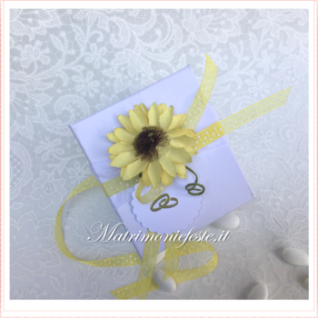 FOTO ESEMPIO - Scatola cuore ceramica e fiore giallo e tag con fedi adesive